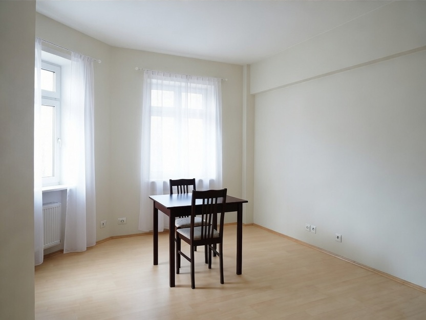 Salle à manger après peinture : murs blanc crème tendus et plancher de bois clair